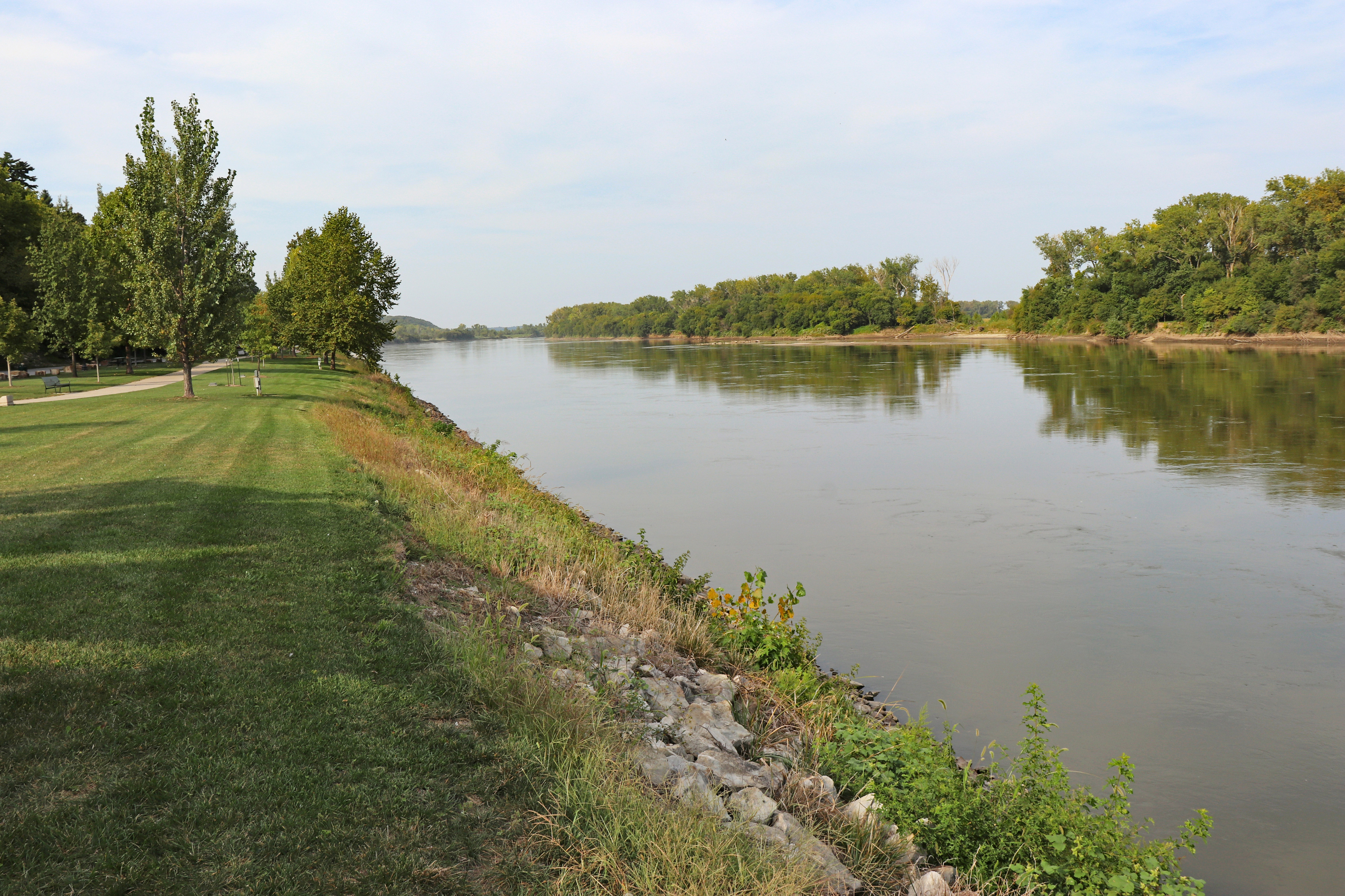 Pathway along the Missouri River upstream from Riverfront Park, Atchison.