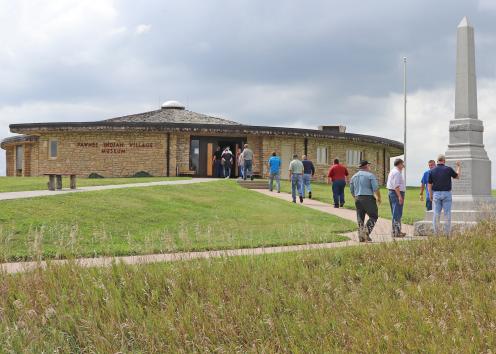 People entering museum building