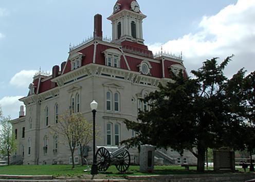 Courthouse and cannon on the grounds